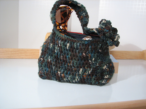 Rounded purse in dark green